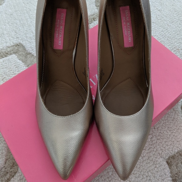 Isaac Mizrahi Heels Size 7.5 Gold *NEW* Pump NY - Picture 2 of 7